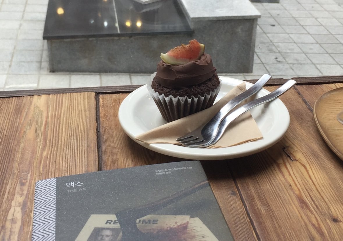 oji_wisdom_'s tweet image. 🏠 느좋 카페 모음.zip 

• 카공하기 좋거나
• 독서하기 좋거나
• 디저트가 맛있거나 (중요)
• 분위기가 좋거나 

타래로 이어집니다...