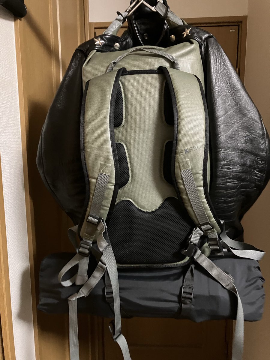 tar_mini4's tweet photo. 革ジャンパッキング
こっちの方がシルエットが綺麗
やっぱ革ジャンはシルエット大事(笑)
それにしても20Lとは思えない重さになってるw
#schott
#ワンスター
#217US https://t.co/FSc7yqjXTH