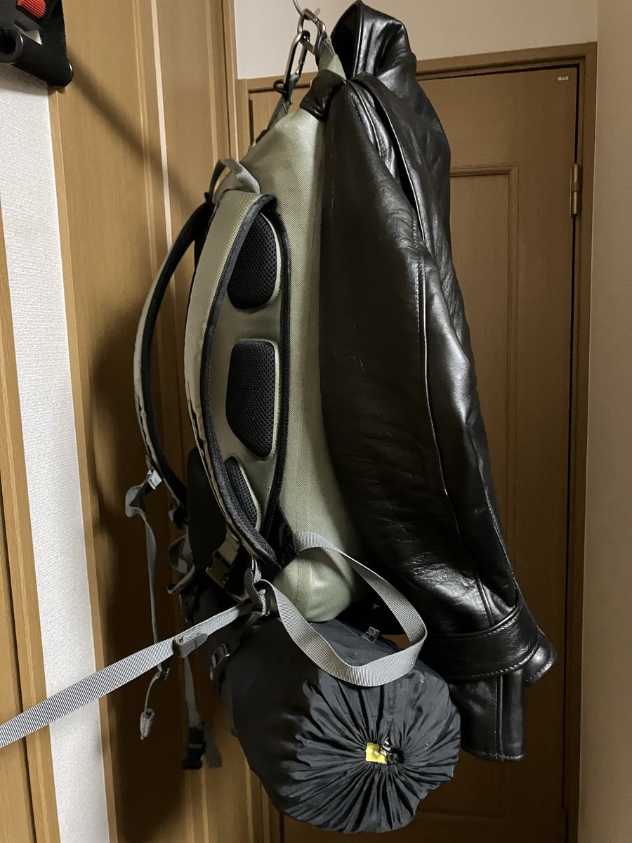 tar_mini4's tweet photo. 革ジャンパッキング
こっちの方がシルエットが綺麗
やっぱ革ジャンはシルエット大事(笑)
それにしても20Lとは思えない重さになってるw
#schott
#ワンスター
#217US https://t.co/FSc7yqjXTH