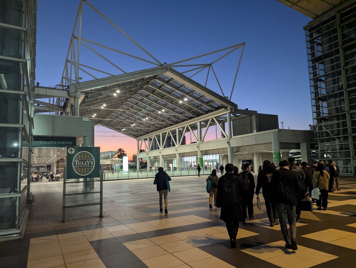 Ms_structure_DT's tweet image. ジャパンホームショーでの「日本エコハウス大賞」の受賞式も終了し、受賞者と審査員の方々、協賛メーカーとの懇親会に参加させて頂きました。

懇親会に向かう途中の夕焼けが綺麗でした。…