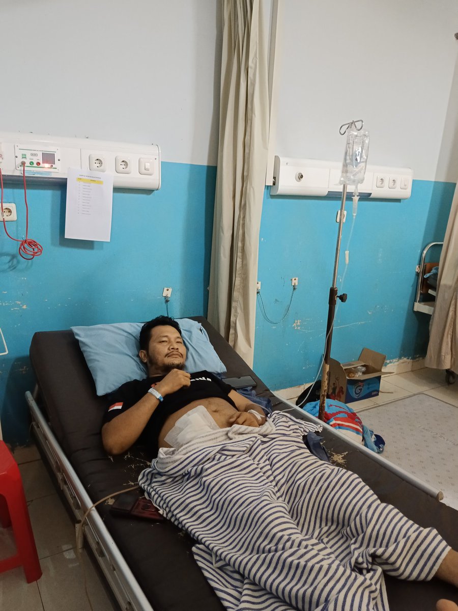 Operasi sudah berjalan lancar, mohon doa kawan² agar aku segera pulih sehingga bisa bertarung lagi untuk memperjuangkan kaum tertindas. Namun jika kondisi ku terus memburuk maka aku titipkan perjuangan ini pada kalian agar totalitas memperjuangkan rakyat di negeri ini. 🙏