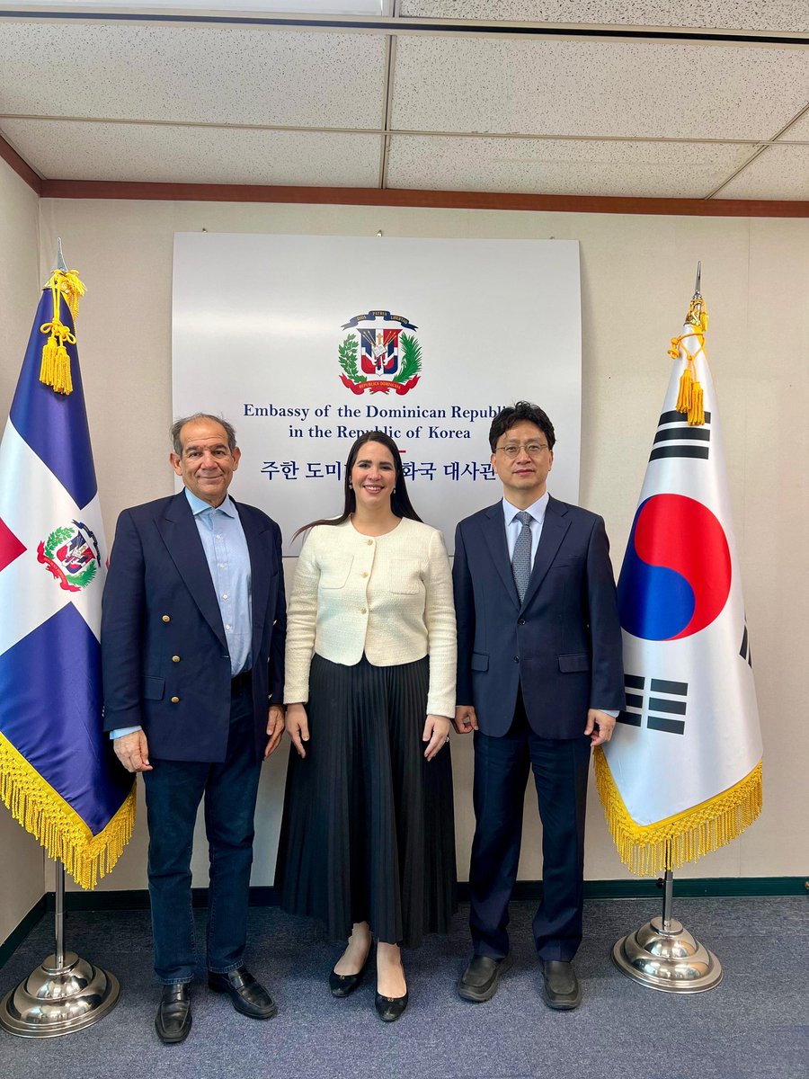 RDenCorea's tweet image. La Embajadora Angie Martínez y el viceministro Reyes se reunieron con MECEN IPC para conocer su modelo de reciclaje de PET y explorar cooperación entre RD y Corea en economía circular, gestión de plásticos e innovación ambiental, avanzando hacia proyectos sostenibles.