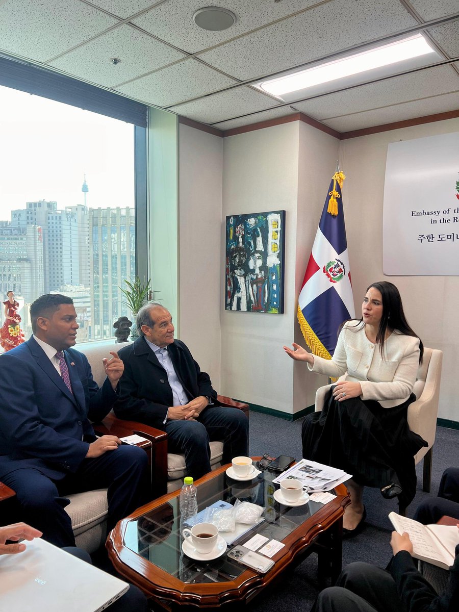 RDenCorea's tweet image. La Embajadora Angie Martínez y el viceministro Reyes se reunieron con MECEN IPC para conocer su modelo de reciclaje de PET y explorar cooperación entre RD y Corea en economía circular, gestión de plásticos e innovación ambiental, avanzando hacia proyectos sostenibles.