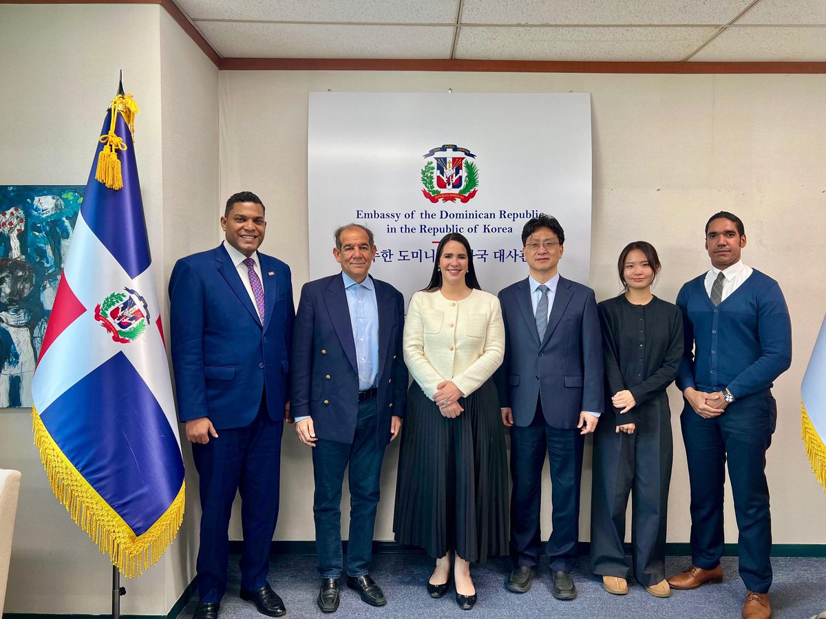 RDenCorea's tweet image. La Embajadora Angie Martínez y el viceministro Reyes se reunieron con MECEN IPC para conocer su modelo de reciclaje de PET y explorar cooperación entre RD y Corea en economía circular, gestión de plásticos e innovación ambiental, avanzando hacia proyectos sostenibles.