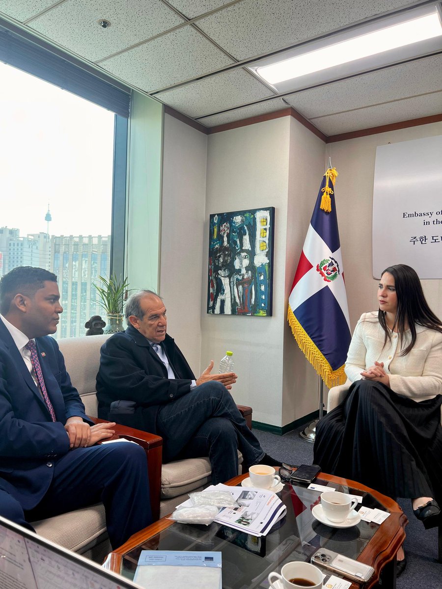 RDenCorea's tweet image. La Embajadora Angie Martínez y el viceministro Reyes se reunieron con MECEN IPC para conocer su modelo de reciclaje de PET y explorar cooperación entre RD y Corea en economía circular, gestión de plásticos e innovación ambiental, avanzando hacia proyectos sostenibles.