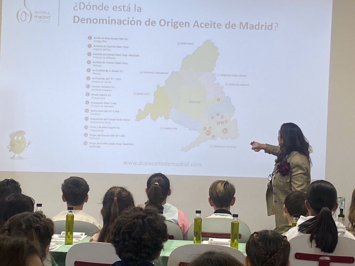 La <a href="/ComunidadMadrid/">Comunidad de Madrid</a> y la DOP Aceite de Madrid acercan a los centros charlas y talleres sobre nuestro aceite de oliva. 
Esta semana, en el CEIPSO Miguel de Cervantes (Valdilecha). 

Una iniciativa que suma salud, gastronomía, cultura y currículo escolar.