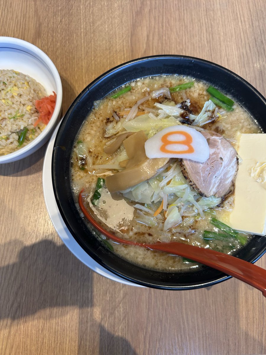 sakai_tax's tweet photo. 富山に帰ると必ず食べます「8番ラーメン」。

注文するのは、野菜こくうまラーメンのバタートッピング。

北陸に来る機会があれば、一度でいいから食べてほしいです。 https://t.co/8OWDw4OhMH