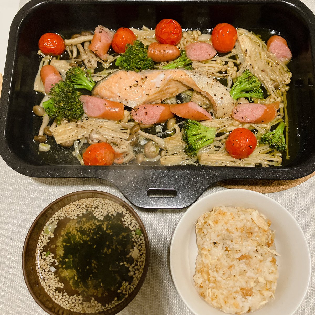 2日前のケンタッキーフライドチキンが１つだけあり、噂に聞いてたケンタッキー炊き込みご飯をやってみた！！
水もっと入れた方がよかったな〜硬めだったがまぁケンタッキー風味はする。
グリルで焼いたら煙も少ないことに気づき、シャケのアクアパッツァも！レシピは山本ゆりさん。美味しいありがとう