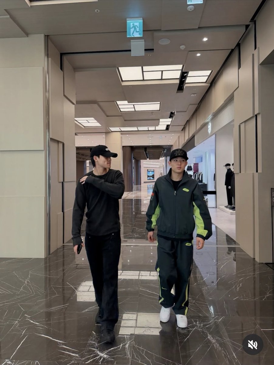 어느 포인트가 맘에 들어서 사진 찍은 건지 몰르겟음 ㅜㅜㅋㅋㅋㅋㅋㅋ