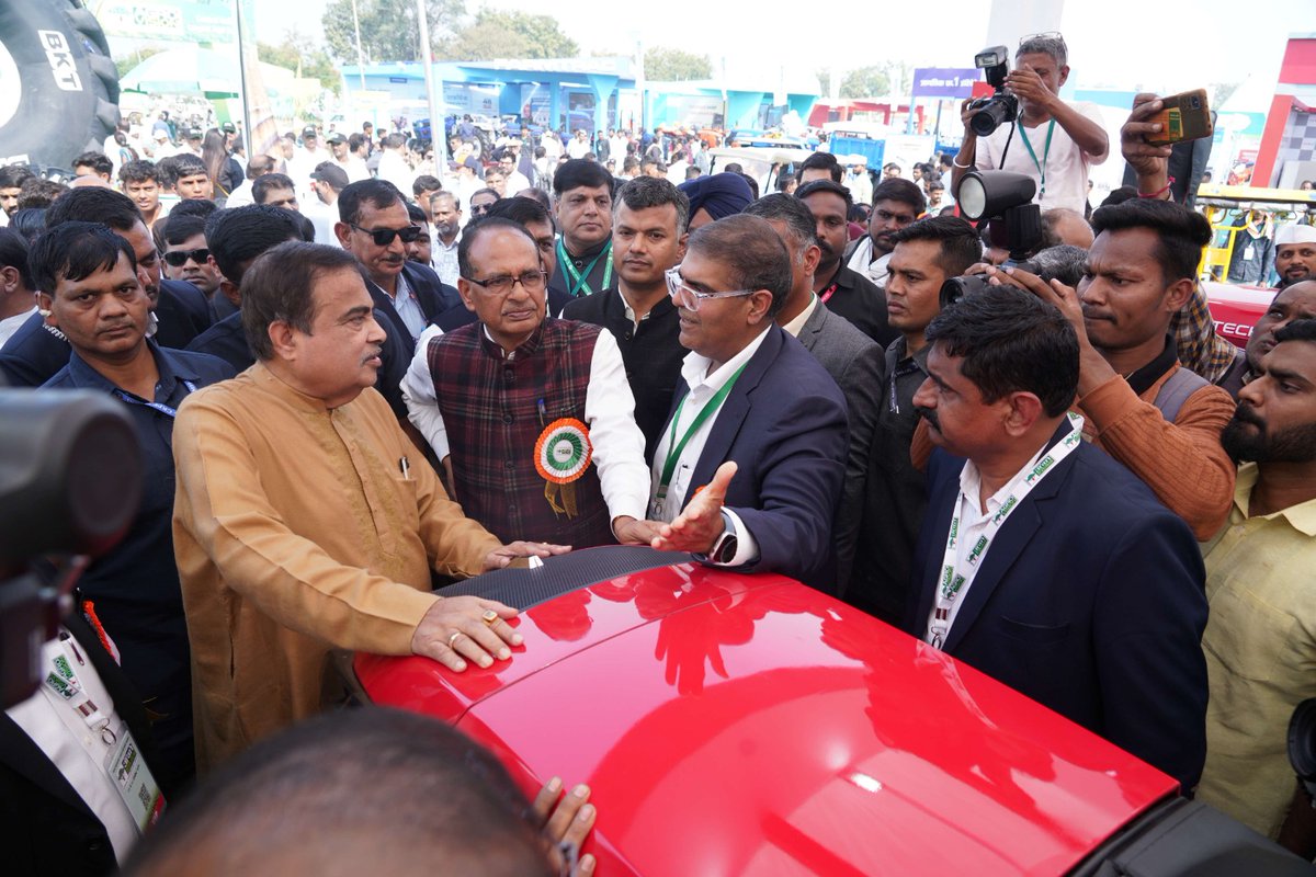 agri_today's tweet image. Mahindra showcases its latest alternate-fuel tractors at #Agrovision2025 — CNG/CBG &amp;amp; dual-fuel, Ethanol Flex Fuel engine, and the Electric Tractor on the OJA platform.
Driving sustainable, efficient and future-ready farming for India.
#mahindra #farmtech #sustainablefarming