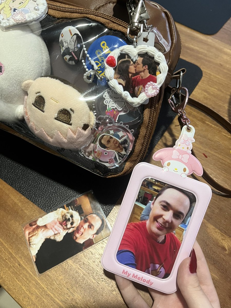 kyugoth's tweet image. daí o seu idol é o sheldon cooper e vc precisa fazer seus próprios cacarecos