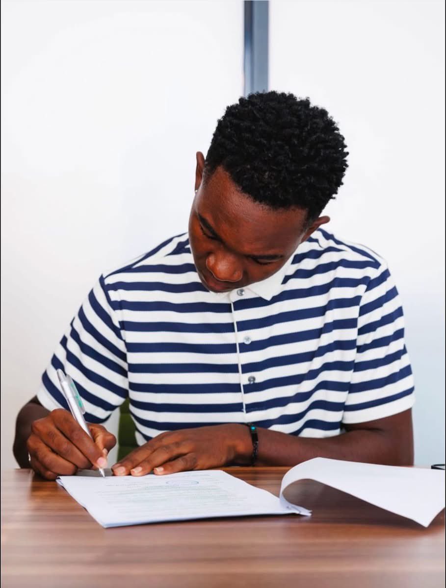 lataniere237's tweet image. Fi Akamba signe son premier contrat professionnel.

Le milieu de 18 ans rejoint Aris Limassol (D1 Chypre) pour 4 saisons, en provenance de l’Élite du football des Boissons (Cameroun). 🇨🇲🦁