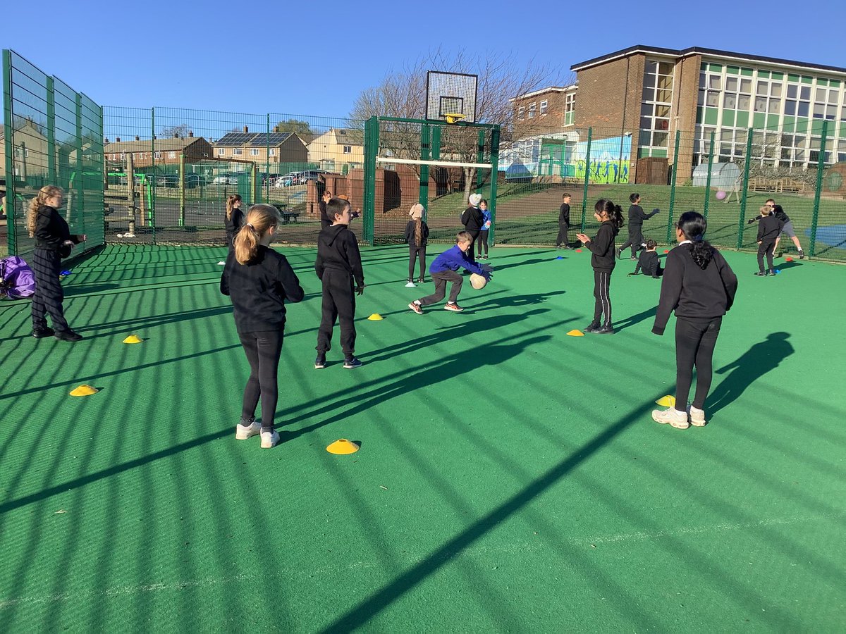 ReinwoodJuniors's tweet image. #RJS4B worked on their passing and moving netball skills in PE this week on a lovely,  bright and fresh morning!  #RJSPE