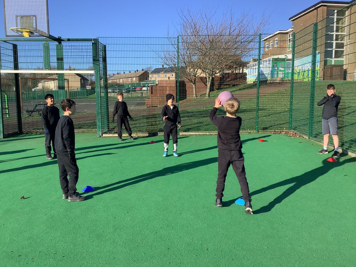 ReinwoodJuniors's tweet image. #RJS4B worked on their passing and moving netball skills in PE this week on a lovely,  bright and fresh morning!  #RJSPE