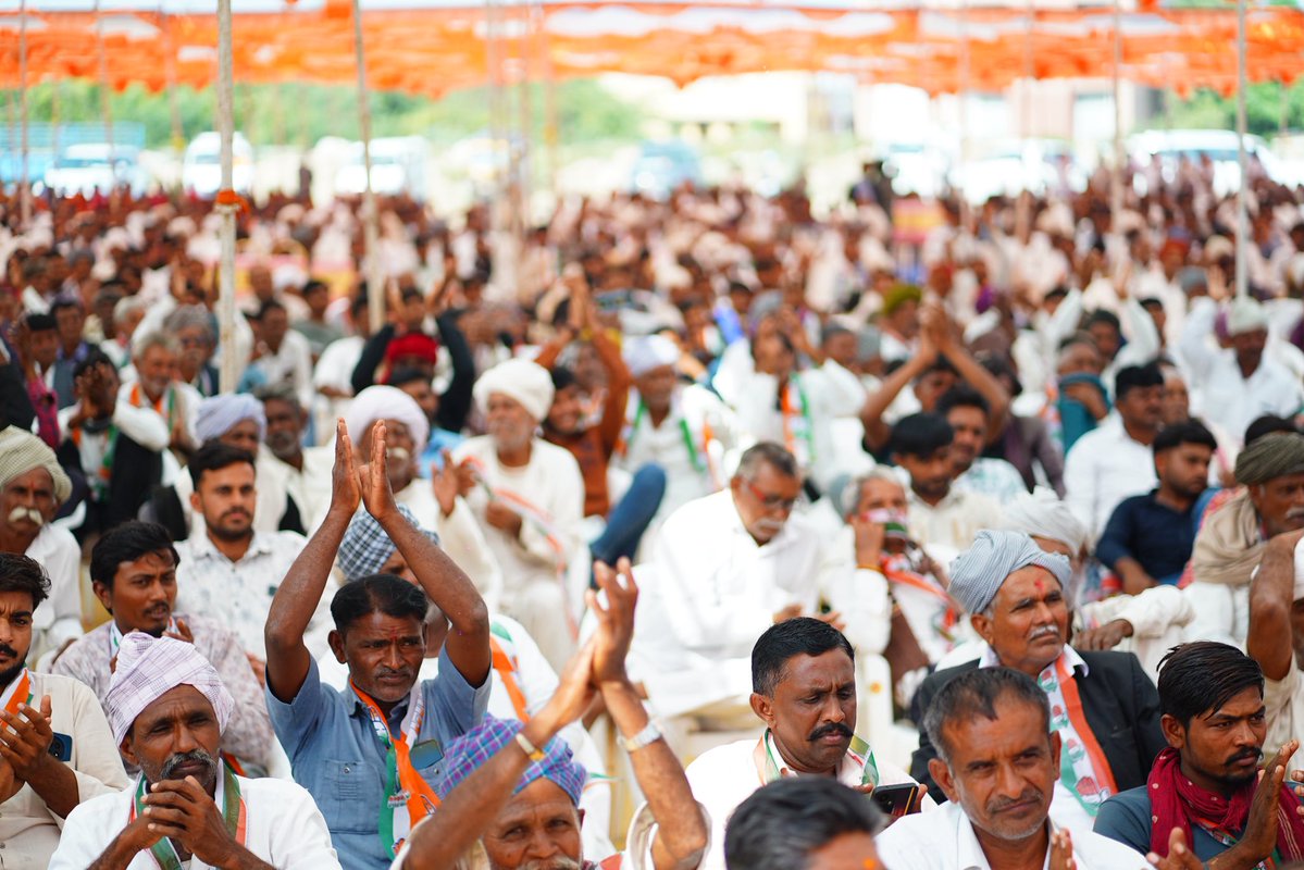 AmitChavdaINC's tweet image. ઢીમાથી ભગવાન ધરણીધરના આશીર્વાદ લઈને શરૂ થયેલી જન આક્રોશ યાત્રામાં યોજાયેલ જનસભામાં ખૂબ બહોળી સંખ્યામાં ખેડૂતો અને નાગરિકો જોડાયા. આ જનસભામાં શ્રી મુકુલજી વાસનિક અને શ્રી તુષારભાઇ ચૌધરીની સાથે કોંગ્રેસના આગેવાનો પણ ખાસ હાજર રહ્યા.

@INCIndia @INCGujarat @MukulWasnik…