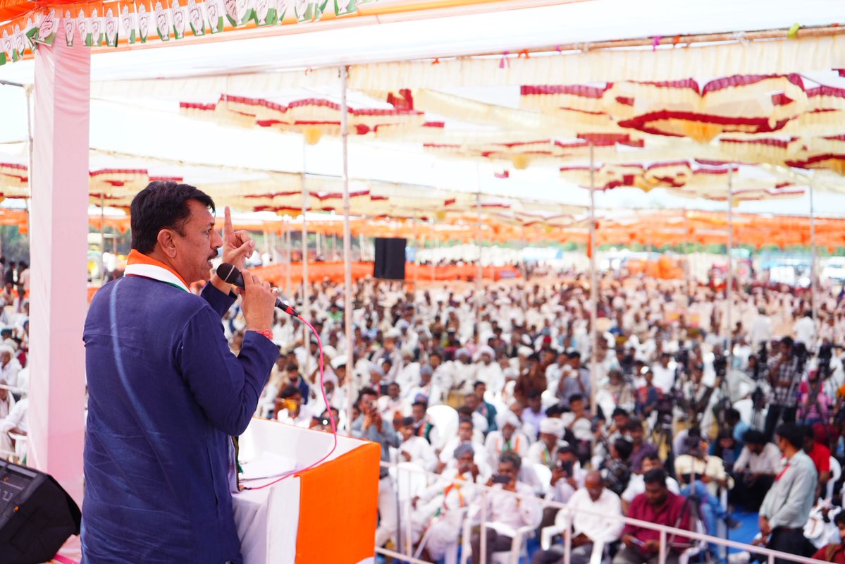 AmitChavdaINC's tweet image. ઢીમાથી ભગવાન ધરણીધરના આશીર્વાદ લઈને શરૂ થયેલી જન આક્રોશ યાત્રામાં યોજાયેલ જનસભામાં ખૂબ બહોળી સંખ્યામાં ખેડૂતો અને નાગરિકો જોડાયા. આ જનસભામાં શ્રી મુકુલજી વાસનિક અને શ્રી તુષારભાઇ ચૌધરીની સાથે કોંગ્રેસના આગેવાનો પણ ખાસ હાજર રહ્યા.

@INCIndia @INCGujarat @MukulWasnik…