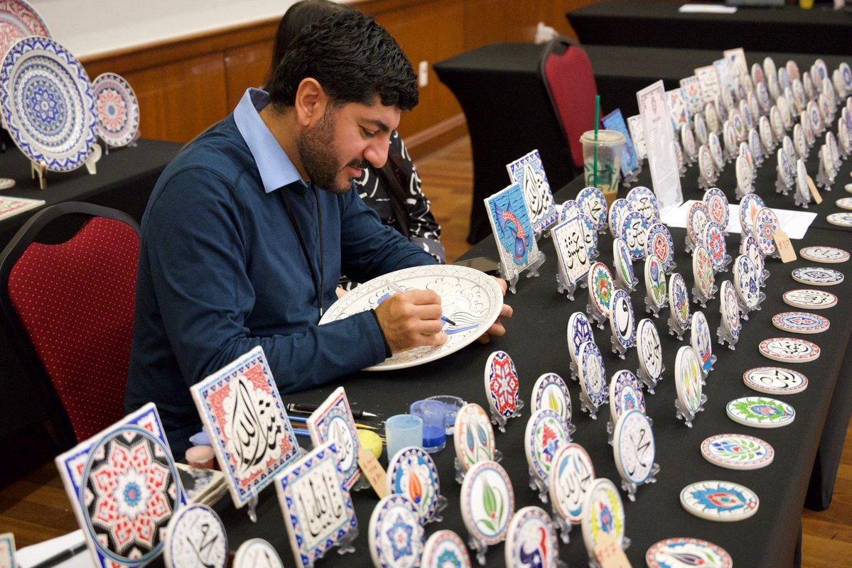 iashouston's tweet image. A huge thank you to all the talented artists who made this event so special. We can&apos;t wait to see how this creativity blossoms in our community. 🌟
#LiveArt #EbruArt #Calligraphy #CreativeCommunity #ArtDemonstration #HandsOnExperience #IslamicArtsFestival #ArtisticExpression
