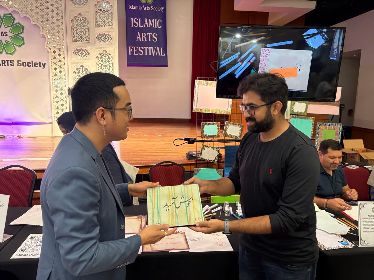 iashouston's tweet image. A huge thank you to all the talented artists who made this event so special. We can&apos;t wait to see how this creativity blossoms in our community. 🌟
#LiveArt #EbruArt #Calligraphy #CreativeCommunity #ArtDemonstration #HandsOnExperience #IslamicArtsFestival #ArtisticExpression