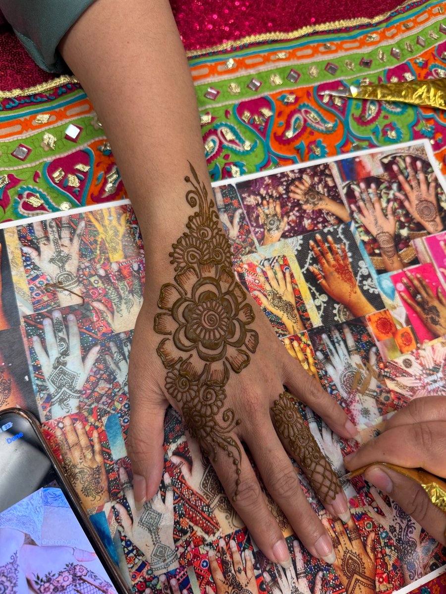 iashouston's tweet image. A huge thank you to all the talented artists who made this event so special. We can&apos;t wait to see how this creativity blossoms in our community. 🌟
#LiveArt #EbruArt #Calligraphy #CreativeCommunity #ArtDemonstration #HandsOnExperience #IslamicArtsFestival #ArtisticExpression