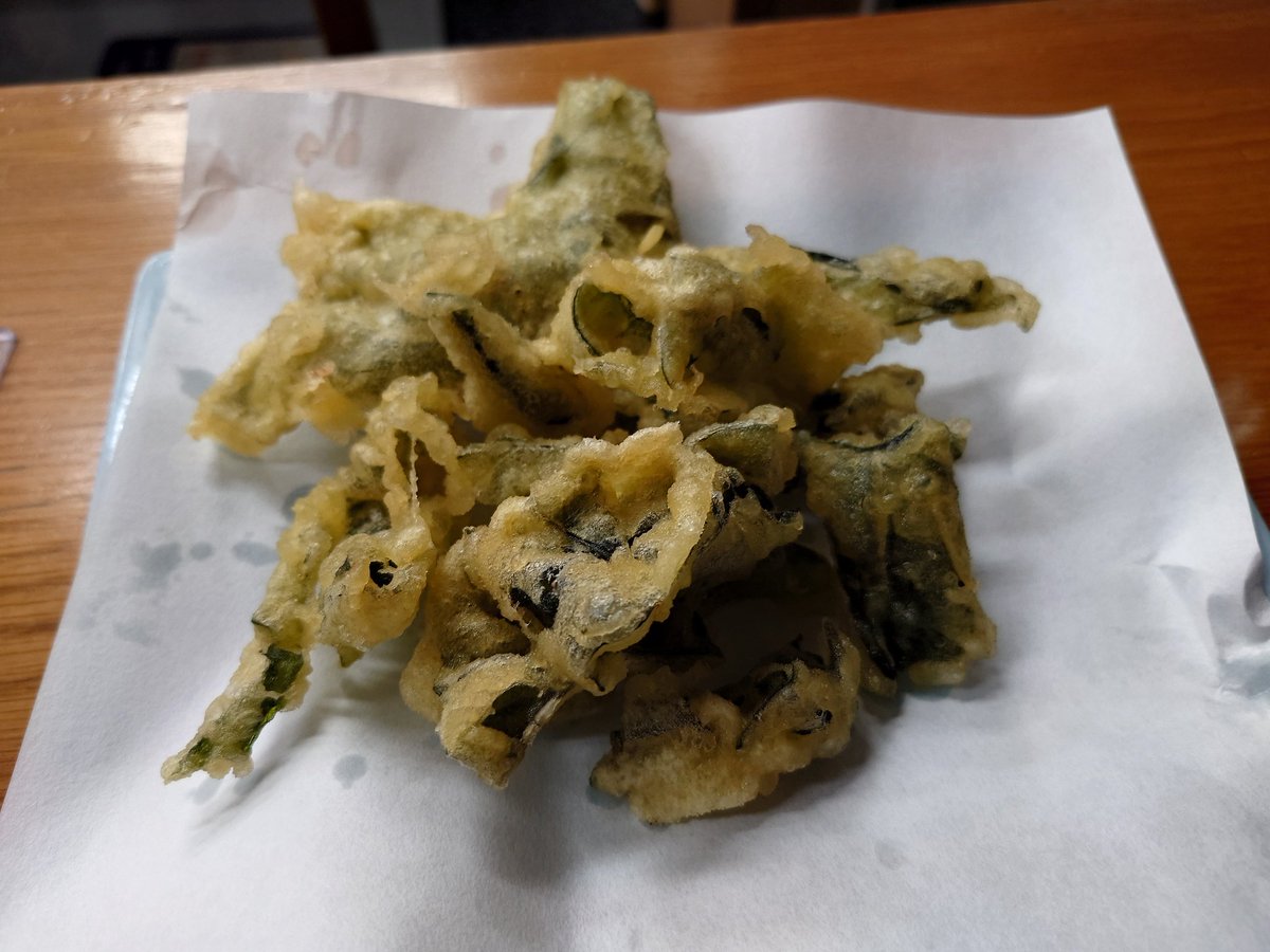 Golichan6's tweet image. 〆はワカメの天ぷら
辛いやつ　うんまぁ〜　全汁。