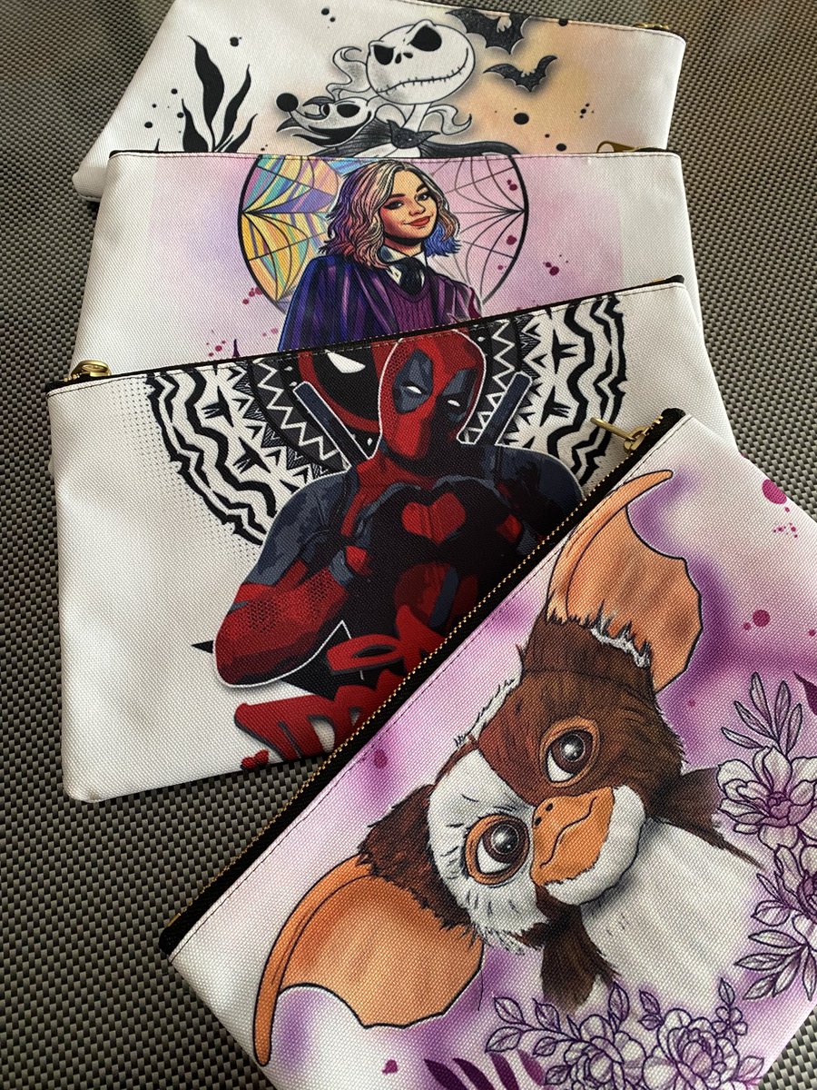 KalikaGraphisme's tweet image. Ça prépare la #TGS2025 ! 
Il y aura des nouvelles pochettes ! #illustrationart #fanart #geek