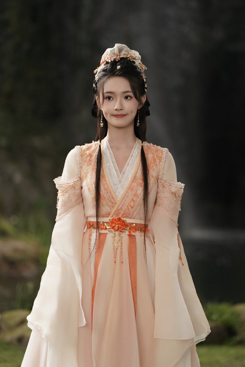 angelinyun's tweet image. #LinYun’s Studio Weibo Update | Behind the Scenes #WhispersOfFate

Those warm, unfading moments that belong to A-Shui. May joy and happiness continue to land gently in her hands from here on.