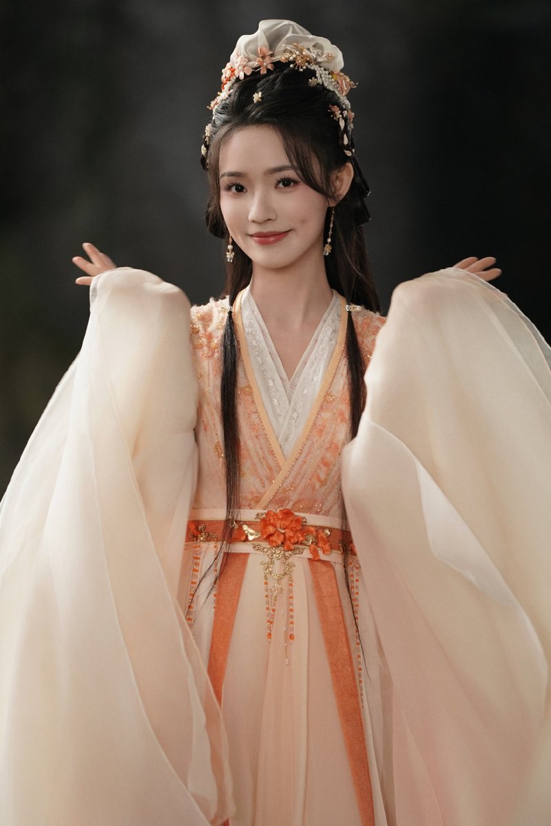 angelinyun's tweet image. #LinYun’s Studio Weibo Update | Behind the Scenes #WhispersOfFate

Those warm, unfading moments that belong to A-Shui. May joy and happiness continue to land gently in her hands from here on.