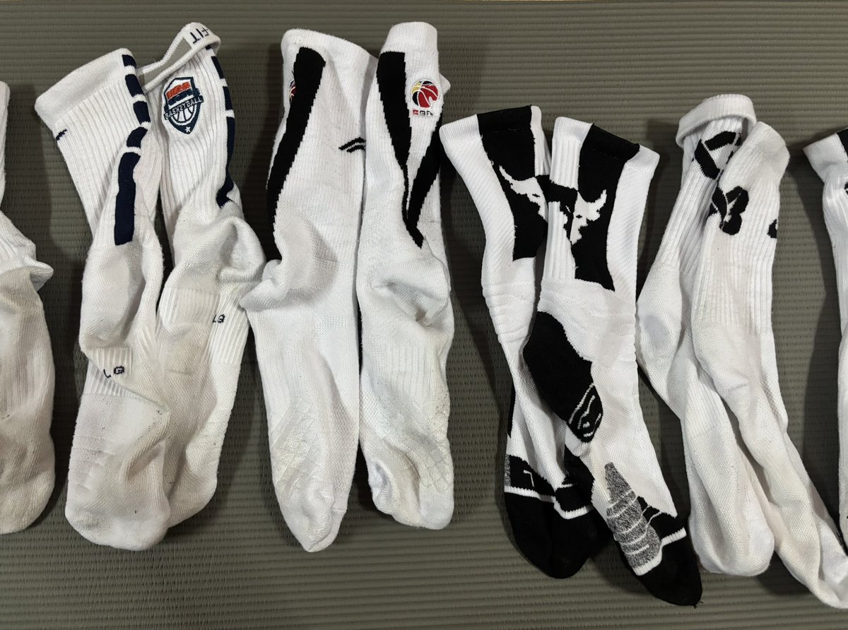 nickolo41460034's tweet photo. มีใครนับได้บ้างว่ามีกี่คู่ 🧦ทั้งหมดนี้ยังไม่ได้ซักเลย😅 https://t.co/kPbcx0joZK