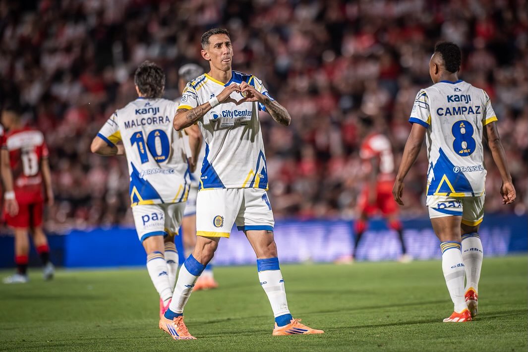 Footballogue's tweet image. 𝗦𝗔 𝗖𝗔𝗥𝗥𝗜𝗘̀𝗥𝗘 𝗘𝗦𝗧 𝗩𝗥𝗔𝗜𝗠𝗘𝗡𝗧 𝗧𝗥𝗢𝗣 𝗕𝗘𝗟𝗟𝗘 ! 🫶🇦🇷

Angel Di Maria est retourné dans son club de cœur il y a quelques mois et à 37 ans, il vient de 𝗥𝗘𝗠𝗣𝗢𝗥𝗧𝗘𝗥 𝗟𝗘 𝗖𝗛𝗔𝗠𝗣𝗜𝗢𝗡𝗡𝗔𝗧 𝗗&apos;𝗔𝗥𝗚𝗘𝗡𝗧𝗜𝗡𝗘.

Un titre qui fuyait au club argentin…