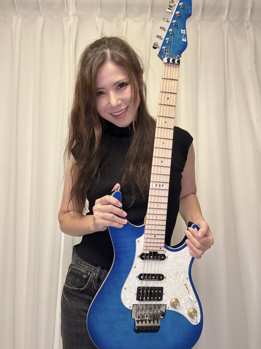 初のYouTube配信終わり〜今聴いたけど流してる楽曲の音めっちゃ悪いやんショック😭エアーだとダメだなー。次からはラインで視聴出来るようにしますね。アーカイブ観れます💪🏻
完成した音源はちゃんとミックスして今月末までにパーカー購入特典でURL送りますね

突然ですがニューギターです！🙌