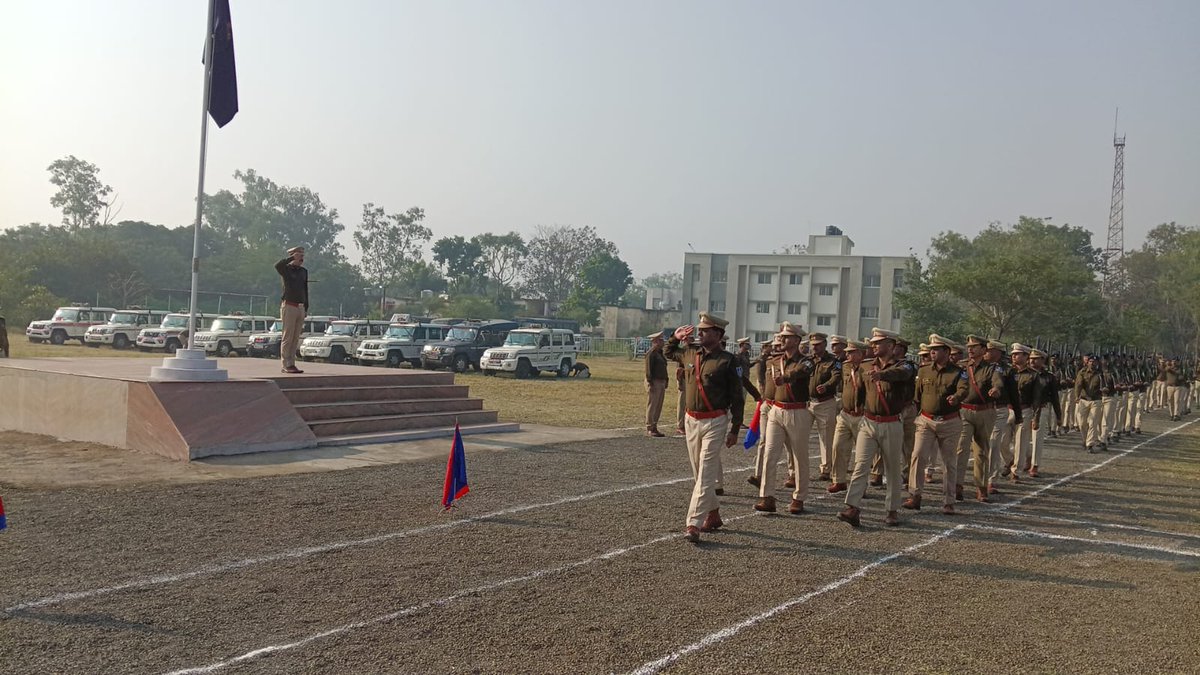 SP_RATLAM_MP's tweet image. 👉पुलिस लाईन रतलाम परेड ग्राउंड पर  हुआ “जनरल परेड” का आयोजन
👉उत्कृष्ट टर्नआउट वालों पुलिसकर्मियों को किया पुरस्कृत
👉पुलिस अधीक्षक द्वारा पुलिस लाइन का निरीक्षण व दरबार लगाकर समस्याओं का किया निराकरण
facebook.com/share/p/1C85Qy…
@CMMadhyaPradesh @DGP_MP @MPPoliceDeptt @mohdept