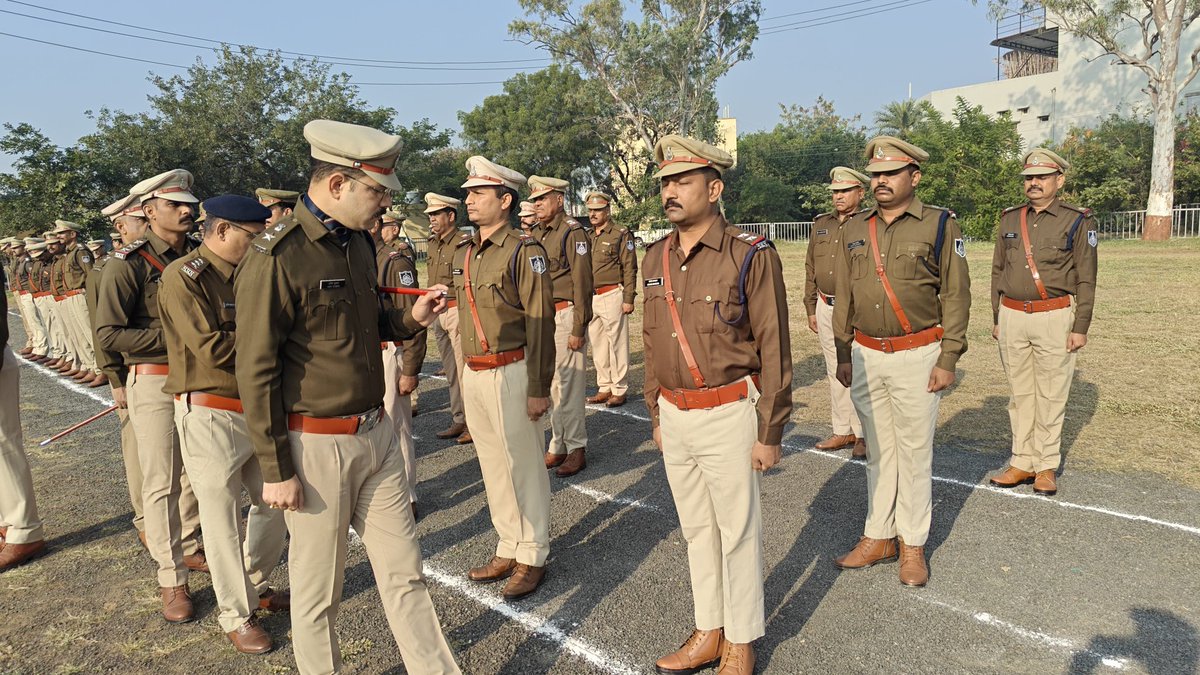 SP_RATLAM_MP's tweet image. 👉पुलिस लाईन रतलाम परेड ग्राउंड पर  हुआ “जनरल परेड” का आयोजन
👉उत्कृष्ट टर्नआउट वालों पुलिसकर्मियों को किया पुरस्कृत
👉पुलिस अधीक्षक द्वारा पुलिस लाइन का निरीक्षण व दरबार लगाकर समस्याओं का किया निराकरण
facebook.com/share/p/1C85Qy…
@CMMadhyaPradesh @DGP_MP @MPPoliceDeptt @mohdept