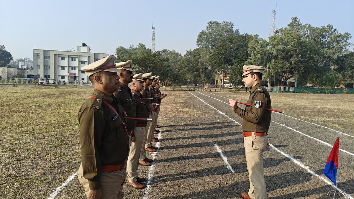 SP_RATLAM_MP's tweet image. 👉पुलिस लाईन रतलाम परेड ग्राउंड पर  हुआ “जनरल परेड” का आयोजन
👉उत्कृष्ट टर्नआउट वालों पुलिसकर्मियों को किया पुरस्कृत
👉पुलिस अधीक्षक द्वारा पुलिस लाइन का निरीक्षण व दरबार लगाकर समस्याओं का किया निराकरण
facebook.com/share/p/1C85Qy…
@CMMadhyaPradesh @DGP_MP @MPPoliceDeptt @mohdept
