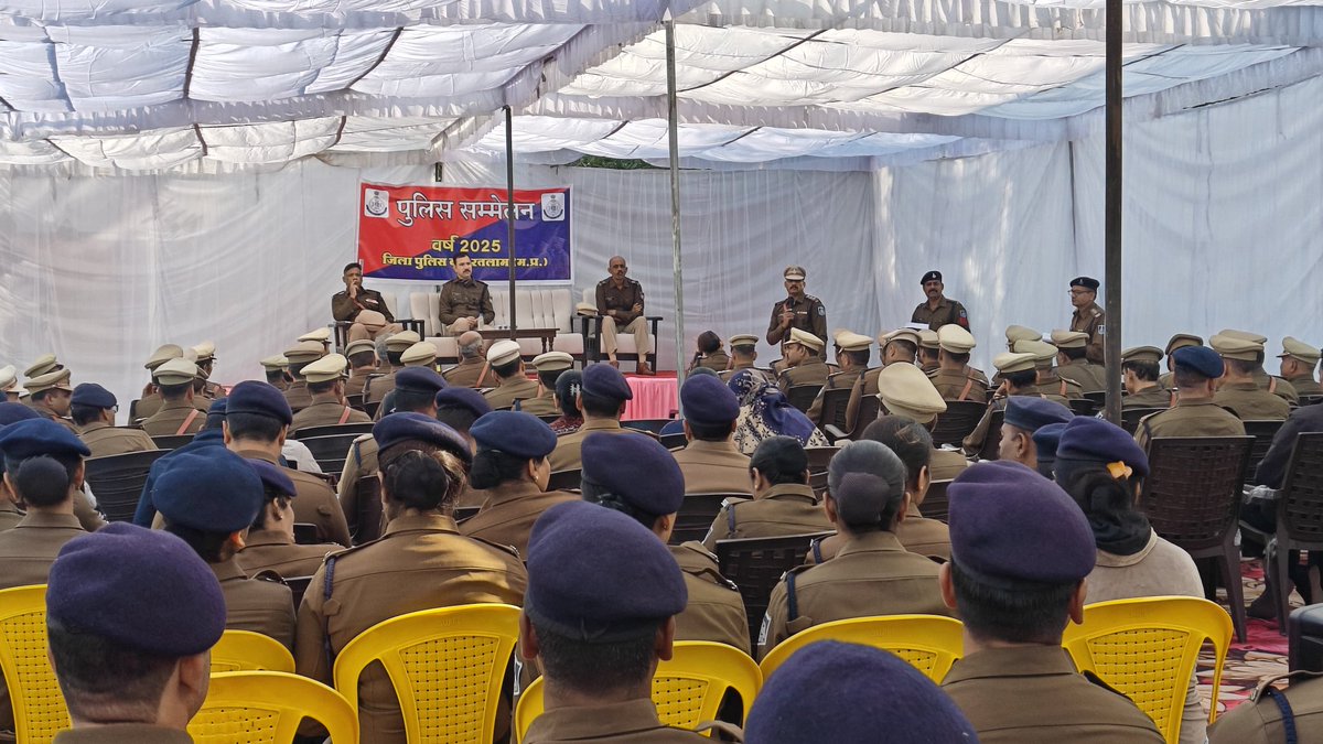 SP_RATLAM_MP's tweet image. 👉पुलिस लाईन रतलाम परेड ग्राउंड पर  हुआ “जनरल परेड” का आयोजन
👉उत्कृष्ट टर्नआउट वालों पुलिसकर्मियों को किया पुरस्कृत
👉पुलिस अधीक्षक द्वारा पुलिस लाइन का निरीक्षण व दरबार लगाकर समस्याओं का किया निराकरण
facebook.com/share/p/1C85Qy…
@CMMadhyaPradesh @DGP_MP @MPPoliceDeptt @mohdept