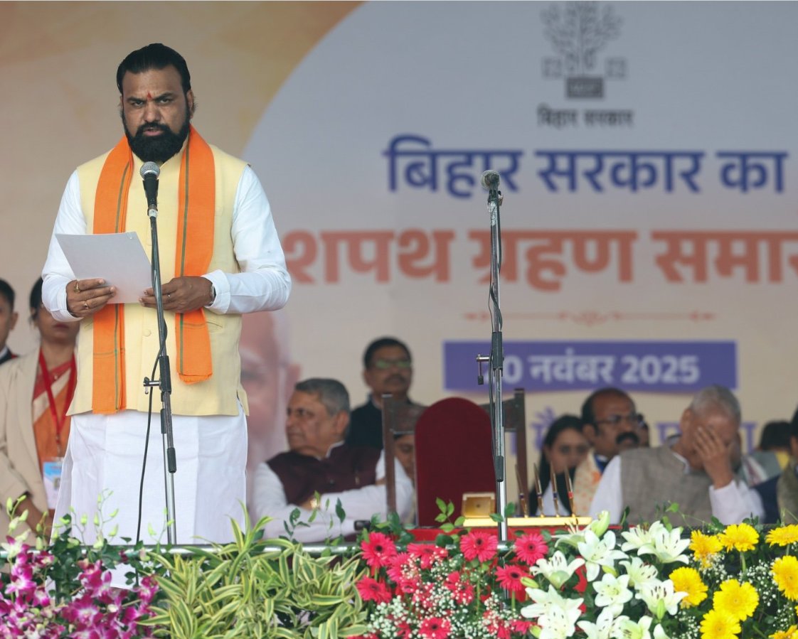 नरेंद्र मोदी और अमित शाह की पसंद बहुत खास है 

-जिस नेता पर मर्डर केस में जेल जाने का आरोप है
-जिस नेता पर फर्जीवाड़ा करके जेल से निकलने का आरोप है
-जो नेता आज तक अपनी 10वीं की मार्कशीट नहीं दिखा पाया
-जो बालिग होते ही मुकदमों और आरोपों में घिरने लगा
-अब वो बिहार का गृह विभाग
