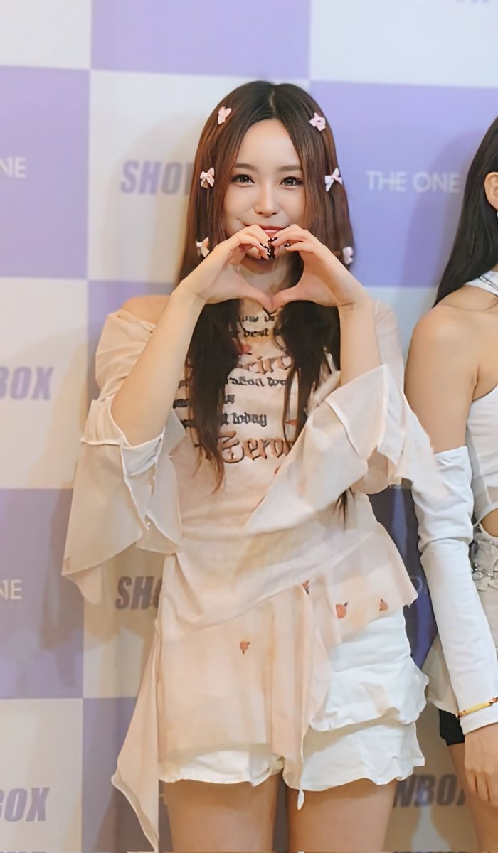 6GJPyoqvNXyvvEt's tweet image. DIVA-X 2ND LIVE IN JAPAN
20251120

ユシンの髪にリボン🎀が沢山で可愛い🩷
いつもは絶対しないらしいけどソウンの勧めで可愛いらしいユシン😆
元々綺麗だけど、可愛いが倍増中🫶

#DIVA_X #디바엑스 
#USIN #유신