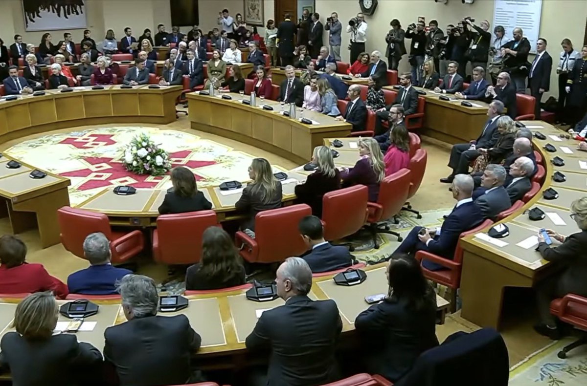 dani_lovsky's tweet image. Me gusta ver un Congreso lleno: los Reyes, sus hijas, los padres de la Constitución, los principales actores del Estado, @EsterMunoz85 junto a @patxilopez oyendo atentamente a historiadores y voces vivas de la democracia.

¡Este es el fiel reflejo de la democracia!