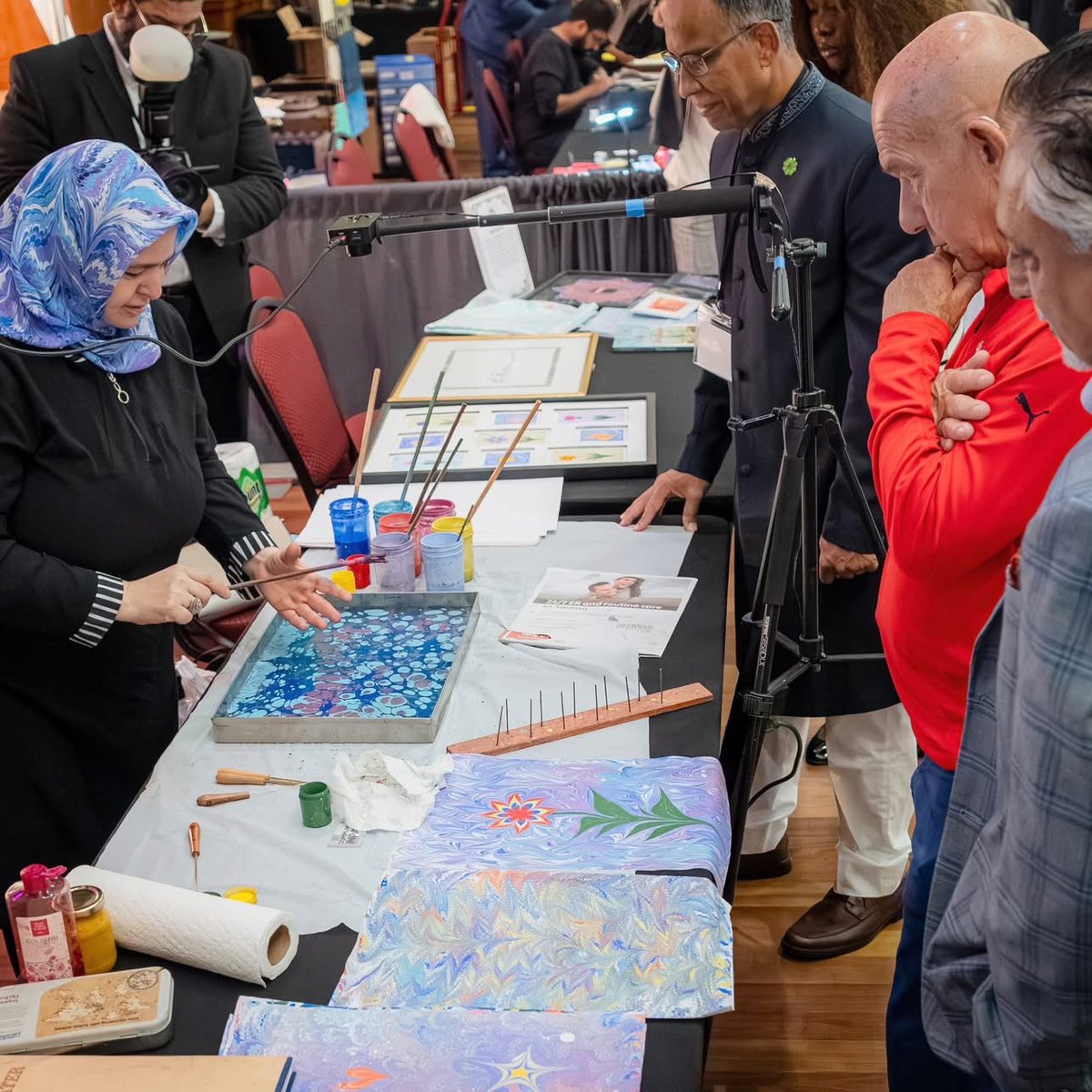 iashouston's tweet image. A huge thank you to all the talented artists who made this event so special. We can&apos;t wait to see how this creativity blossoms in our community. 🌟
#LiveArt #EbruArt #Calligraphy #CreativeCommunity #ArtDemonstration #HandsOnExperience #IslamicArtsFestival #ArtisticExpression