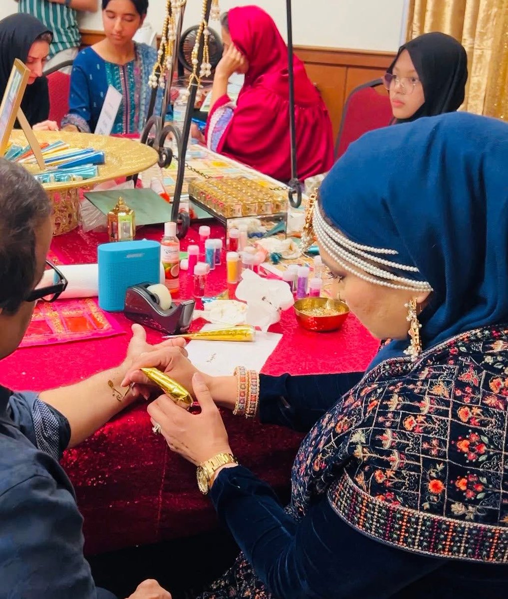 iashouston's tweet image. A huge thank you to all the talented artists who made this event so special. We can&apos;t wait to see how this creativity blossoms in our community. 🌟
#LiveArt #EbruArt #Calligraphy #CreativeCommunity #ArtDemonstration #HandsOnExperience #IslamicArtsFestival #ArtisticExpression