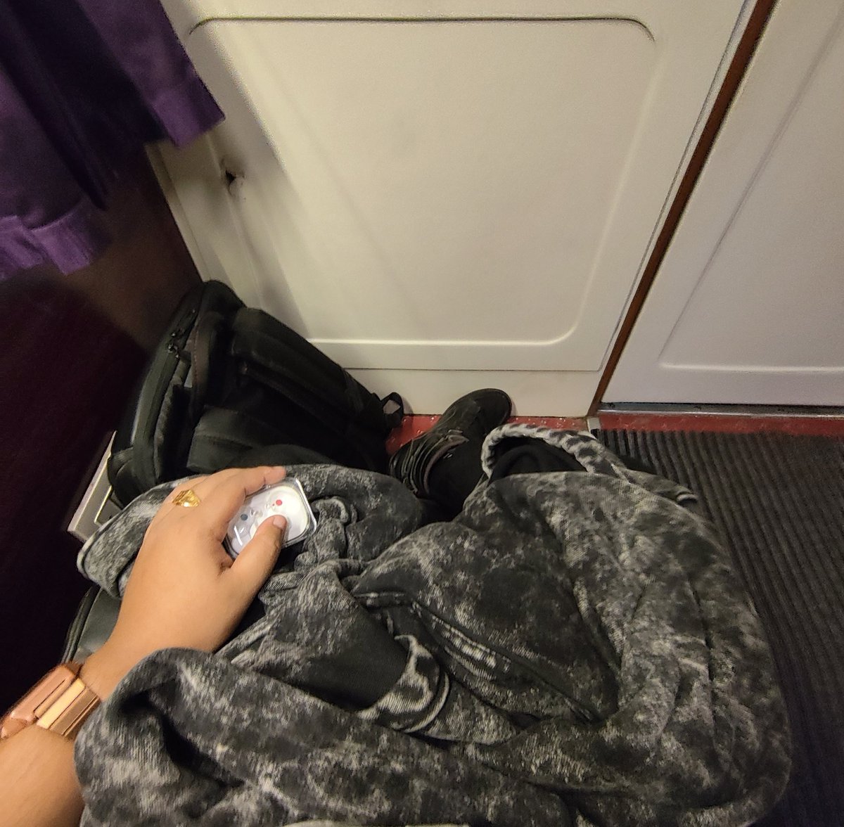 avhidotsol's tweet image. you finally get a solid issue to work on ~ the type that takes time, focus, and a proper deep dive. you even figured out the direction

and then suddenly you have to travel. now you’re stuck with bad internet and zero chance to solve it. pain. 🫠