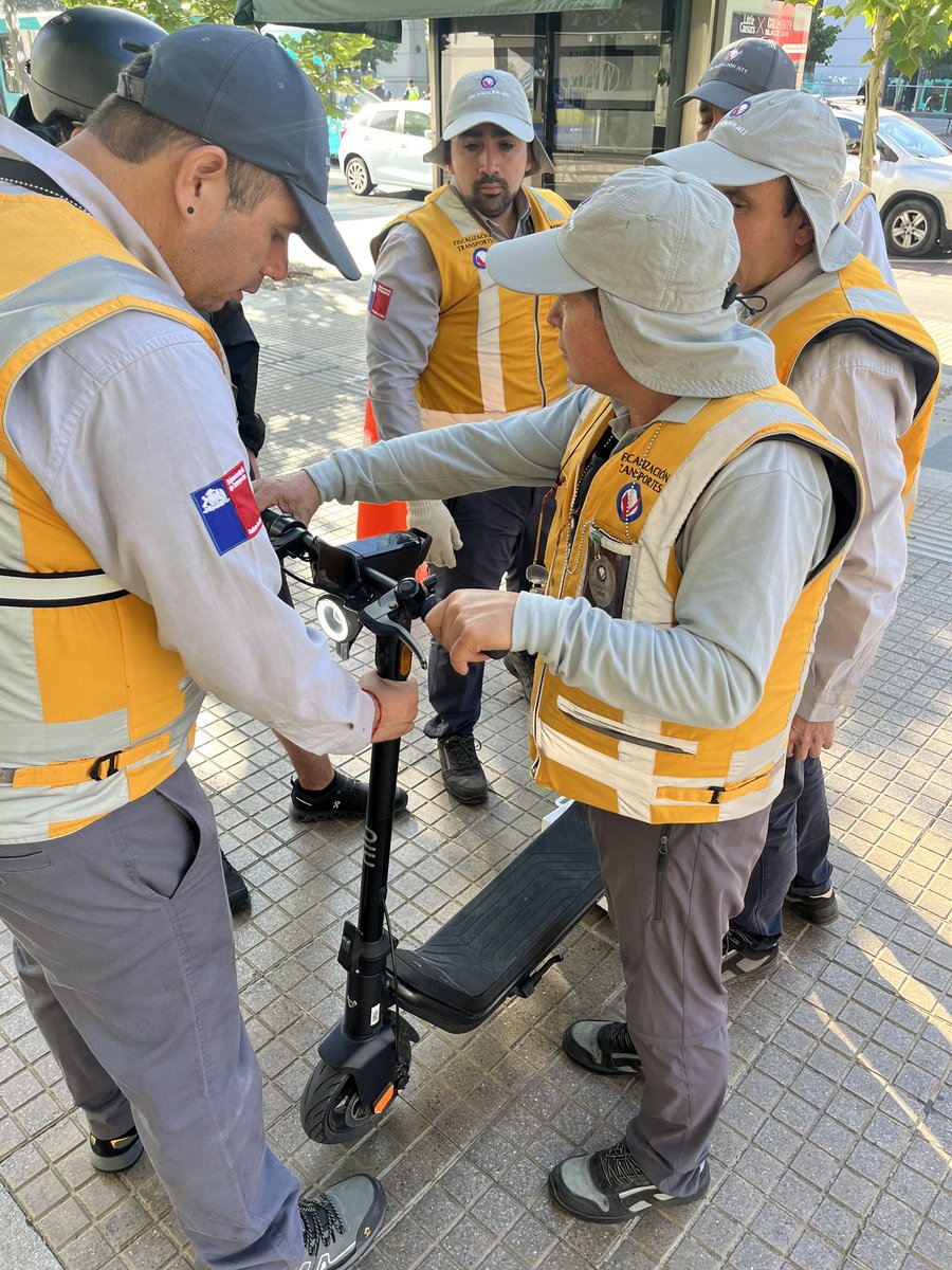 Seguimos la marcha blanca de fiscalización a Scooter 🛴donde el Jefe de <a href="/Fisca_MTT/">Division de Fiscalización de Transportes</a> Óscar Carrasco junto a inspectores(as) realizan controles a estos modos en la comuna de Las Condes.Sobre los 25kms/h y sobre los 250watts pasan a ser un vehículo motorizado.#FiscalizarEsProteger