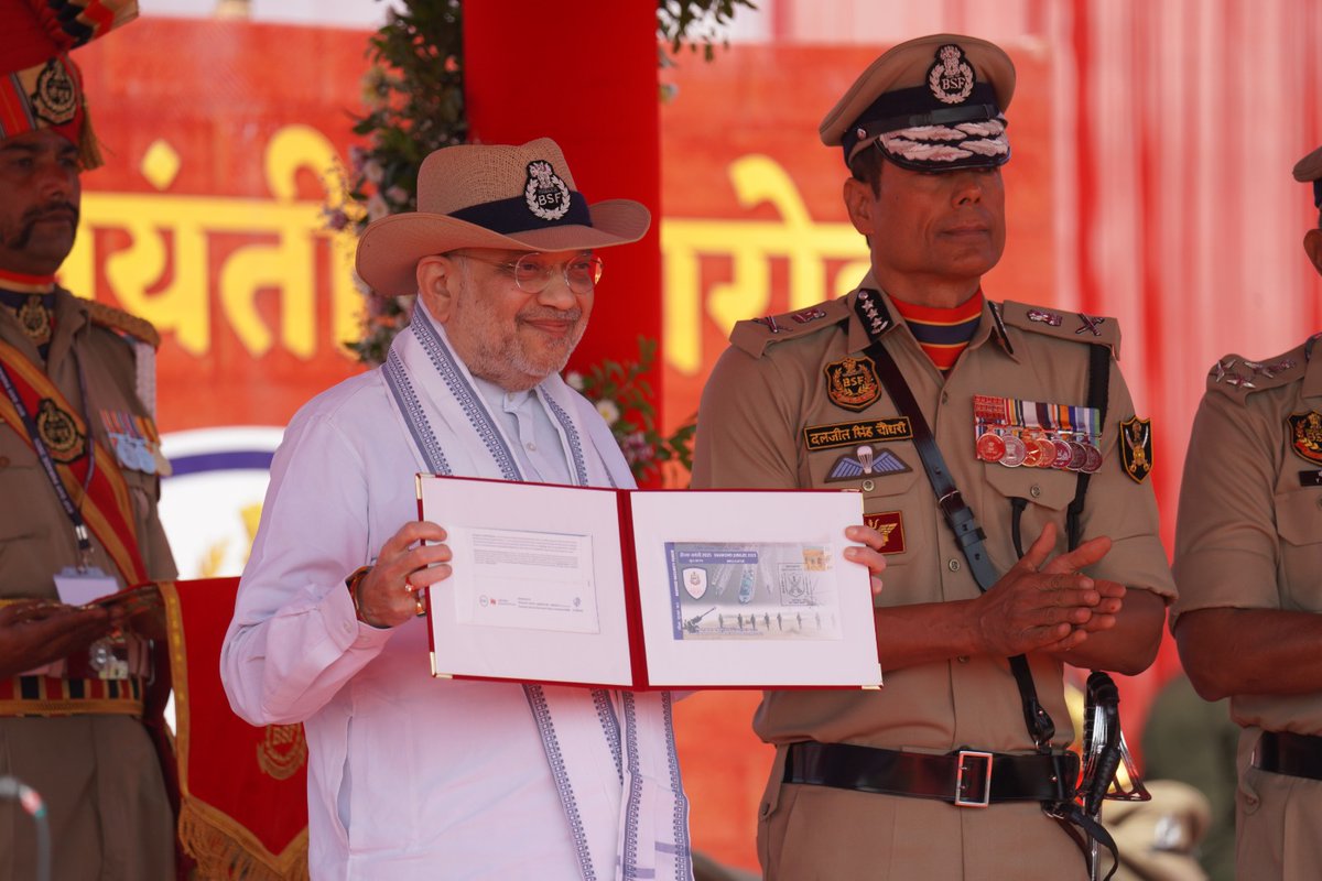 PIBAhmedabad's tweet image. ભારતીય ડાક વિભાગ દ્વારા ‘સીમા સુરક્ષા દળ’ની હીરક જયંતિ નિમિત્તે જાહેર કર્યું વિશેષ કવર

સીમા સુરક્ષા દળે રાષ્ટ્રની પ્રથમ રક્ષણ રેખા તરીકે દેશની સરહદોની સુરક્ષા અને આંતરિક સુરક્ષામાં આપ્યું અપ્રતિમ યોગદાન

વાંચો વિગતે: pib.gov.in/PressReleasePa… 

@IndiaPostOffice @BSF_India