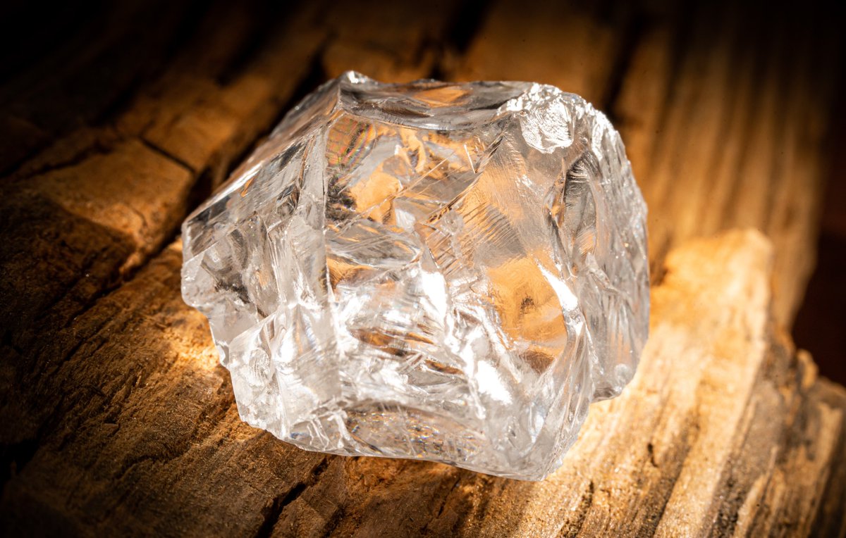 💎 Im Oktober wurden im Gebiet Pomorje im Norden Russlands zwei Diamanten entdeckt

Ihr Gewicht beträgt 135 bzw. 55 Karat und sie sind einer seltenen Kategorie der Diamanten einzuordnen, die einen geringen Stickstoffgehalt haben, was ihnen eine außergewöhnliche Reinheit und