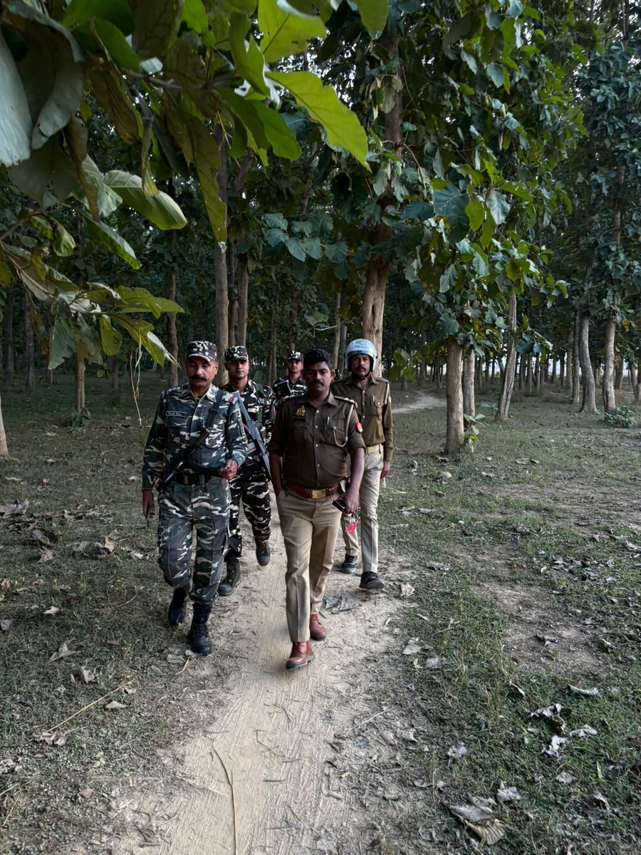 bahraichpolice's tweet image. जनपद में शान्ति, सुरक्षा एवं कानून व्यवस्था बनाए रखने व सीमा सुरक्षा को पुख्ता करने के दृष्टिगत #SPBahraich के निर्देशन में थाना मोतीपुर पुलिस व #SSB की संयुक्त टीम द्वारा थानाक्षेत्र अंतर्गत भारत–नेपाल सीमा पर गश्त कर चलाया जा रहा चेकिंग अभियान।  #BahraichPolice 
#UPPolice