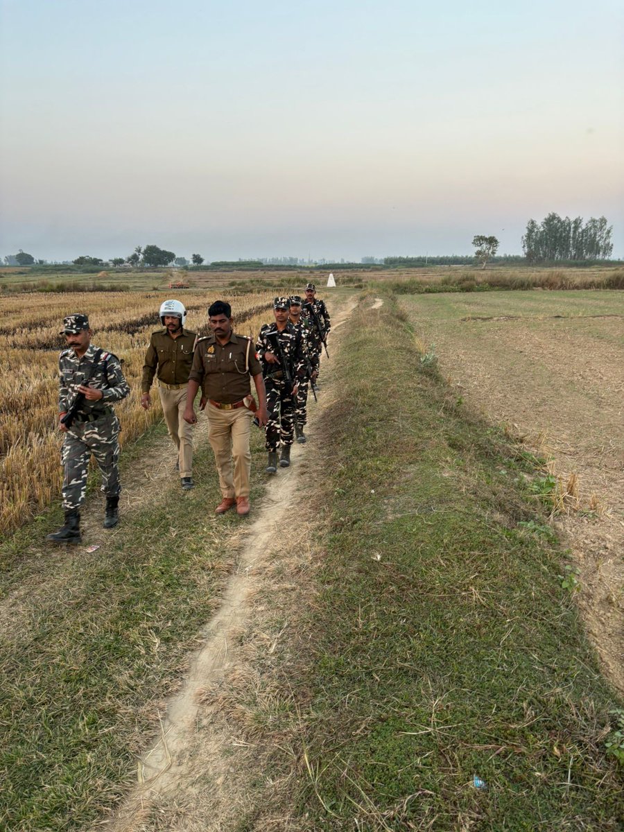 bahraichpolice's tweet image. जनपद में शान्ति, सुरक्षा एवं कानून व्यवस्था बनाए रखने व सीमा सुरक्षा को पुख्ता करने के दृष्टिगत #SPBahraich के निर्देशन में थाना मोतीपुर पुलिस व #SSB की संयुक्त टीम द्वारा थानाक्षेत्र अंतर्गत भारत–नेपाल सीमा पर गश्त कर चलाया जा रहा चेकिंग अभियान।  #BahraichPolice 
#UPPolice