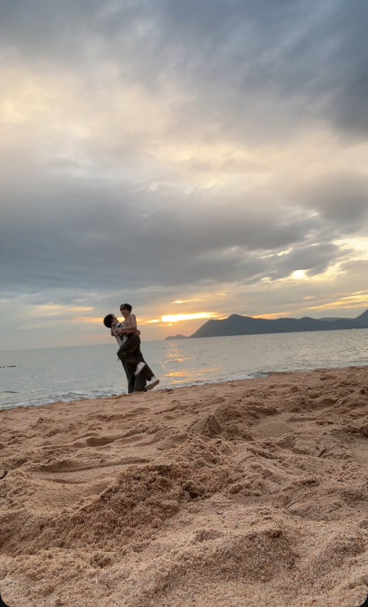 sleptonscene's tweet image. guys i think java said yes 💍
#surfjava #swensurf #javabh