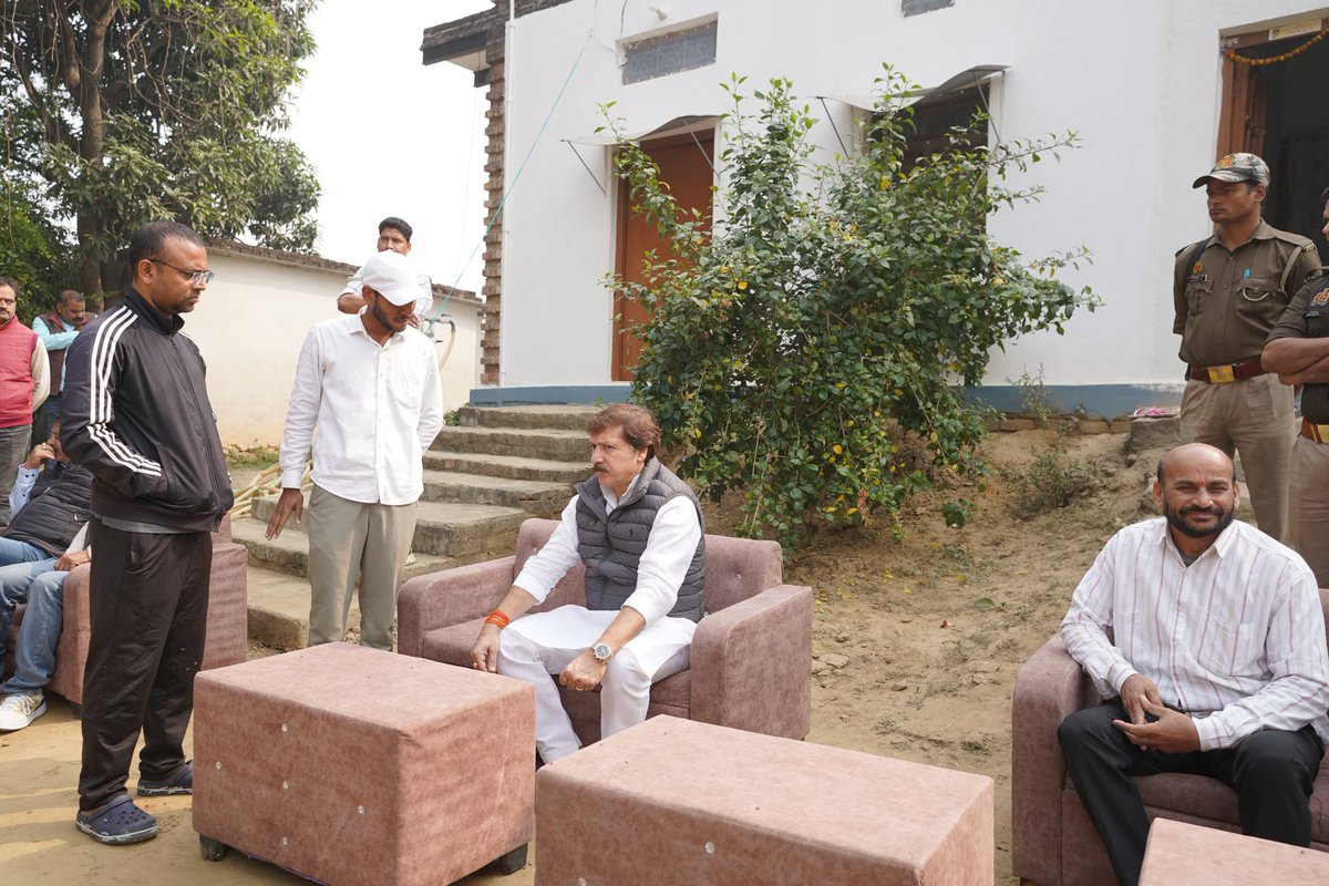 MDhananjaySingh's tweet image. मल्हनी विधानसभा के ग्रामसभा चौरा मोहनदास में अखिलेश चन्द्र शुक्ला जी के यहां वैवाहिक समारोह में उपस्थिति।

#मल्हनी