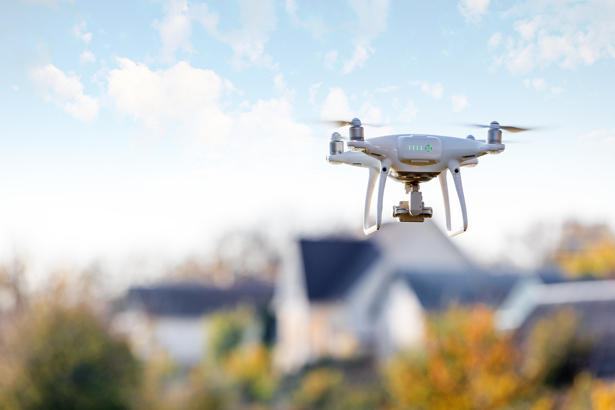 DemarchesAdm's tweet image. Les drones de loisir sont devenus populaires, mais ils posent pas mal de questions, surtout quand il s’agit de survoler la maison du voisin. Alors, est-ce qu’il peut faire voler son drone au-dessus de votre jardin ?  🏡
demarchesadministratives.fr/actualites/mon…
