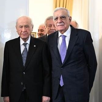 etkilihabery's tweet image. Bahçeli:

“Ahmet Türk bizi ziyaret ettiğinde ‘Uzak Şehir’ dizisini anlattım. Mardin’imizi ne kadar güzel anlattığını söyledim.

Sonra ‘Ama bir şey eksik dizide” dedim. Başta anlamadı. 

‘Dizide Mardin’in Büyükşehir Belediye Başkanı eksik’ dedim.”