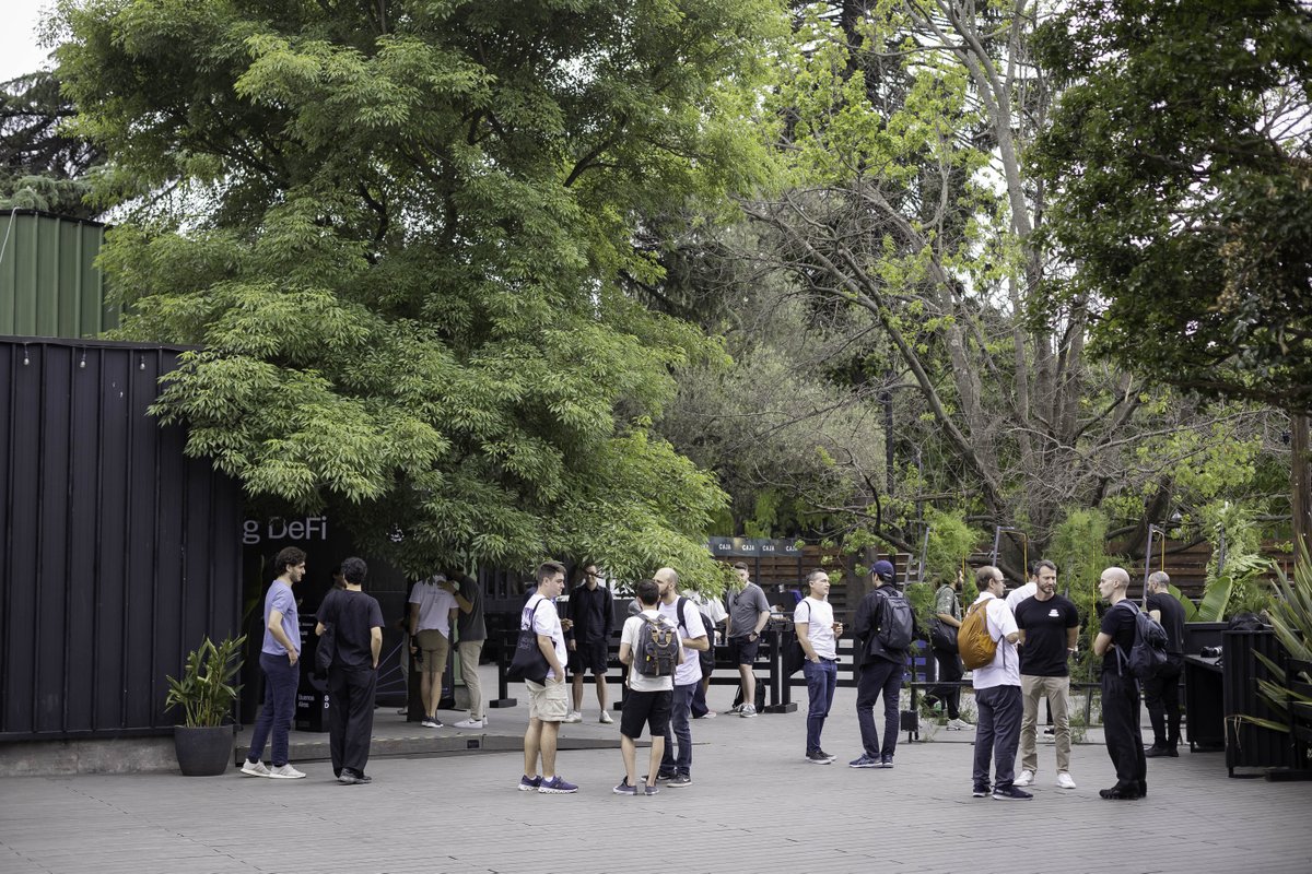 与会者在 Devconnect 的 Scaling DeFi 活动外交流